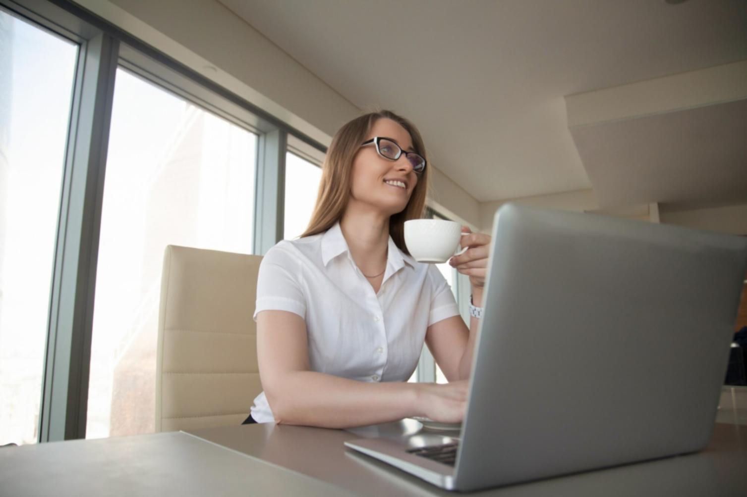 Équipe fondatrice travaillant sur les premiers modules de formation